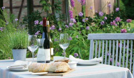 HOTEL WALDHOF AUF HERRENLAND (B&B) Mölln